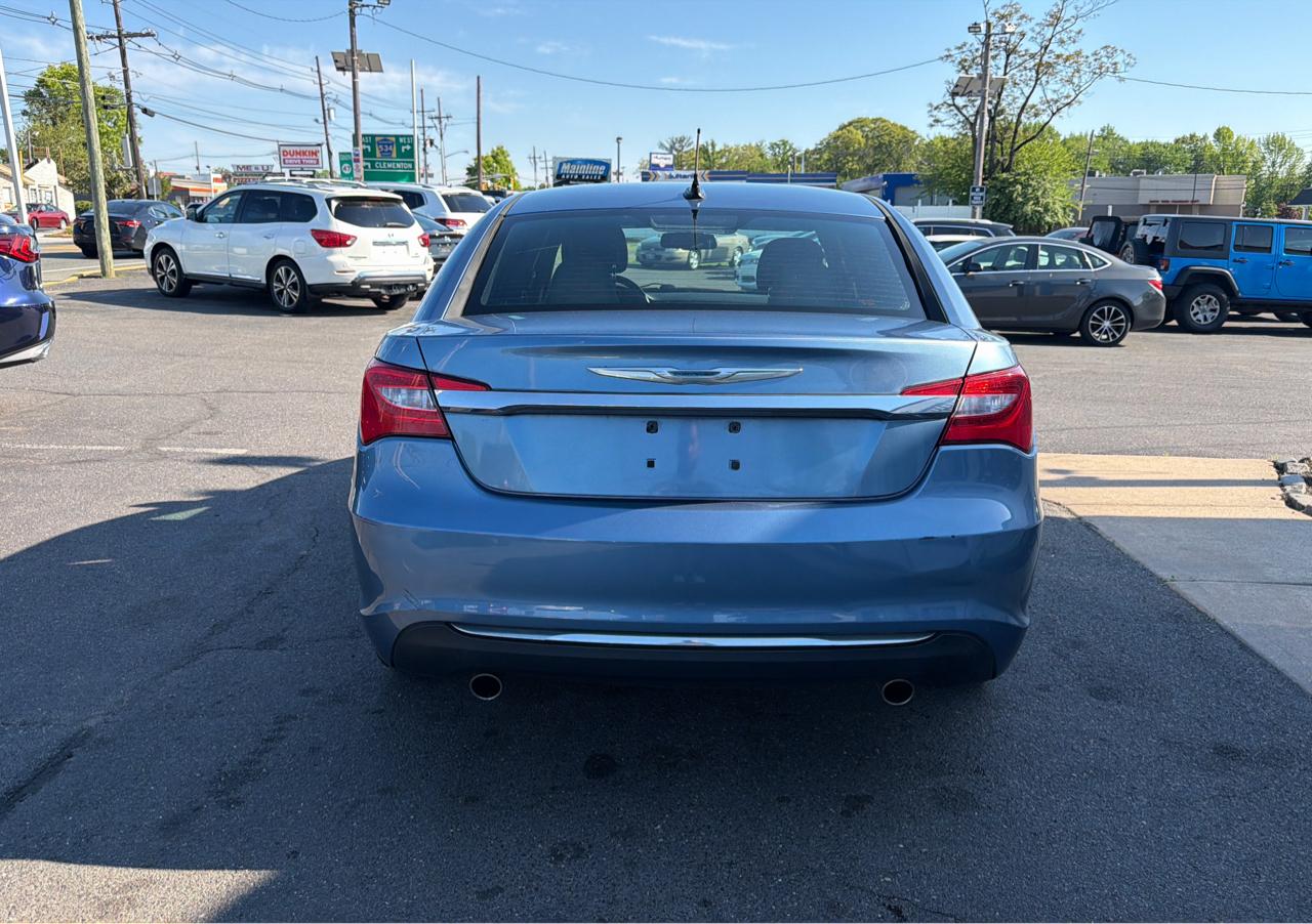 Chrysler 200 4dr Sdn Touring 2011
