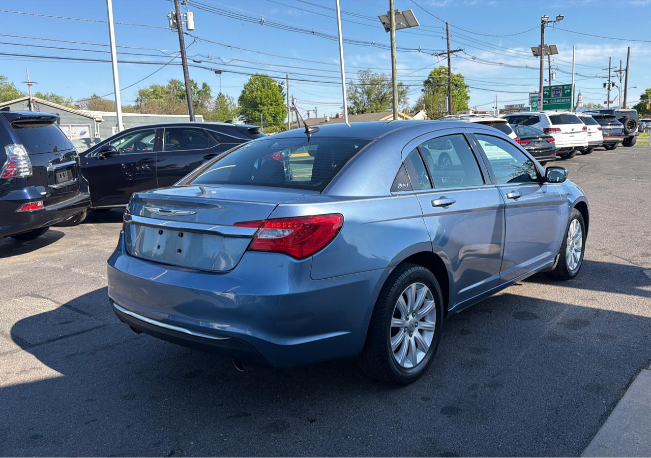 Chrysler 200 4dr Sdn Touring 2011