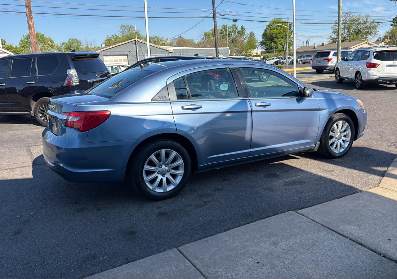 Chrysler 200 4dr Sdn Touring 2011