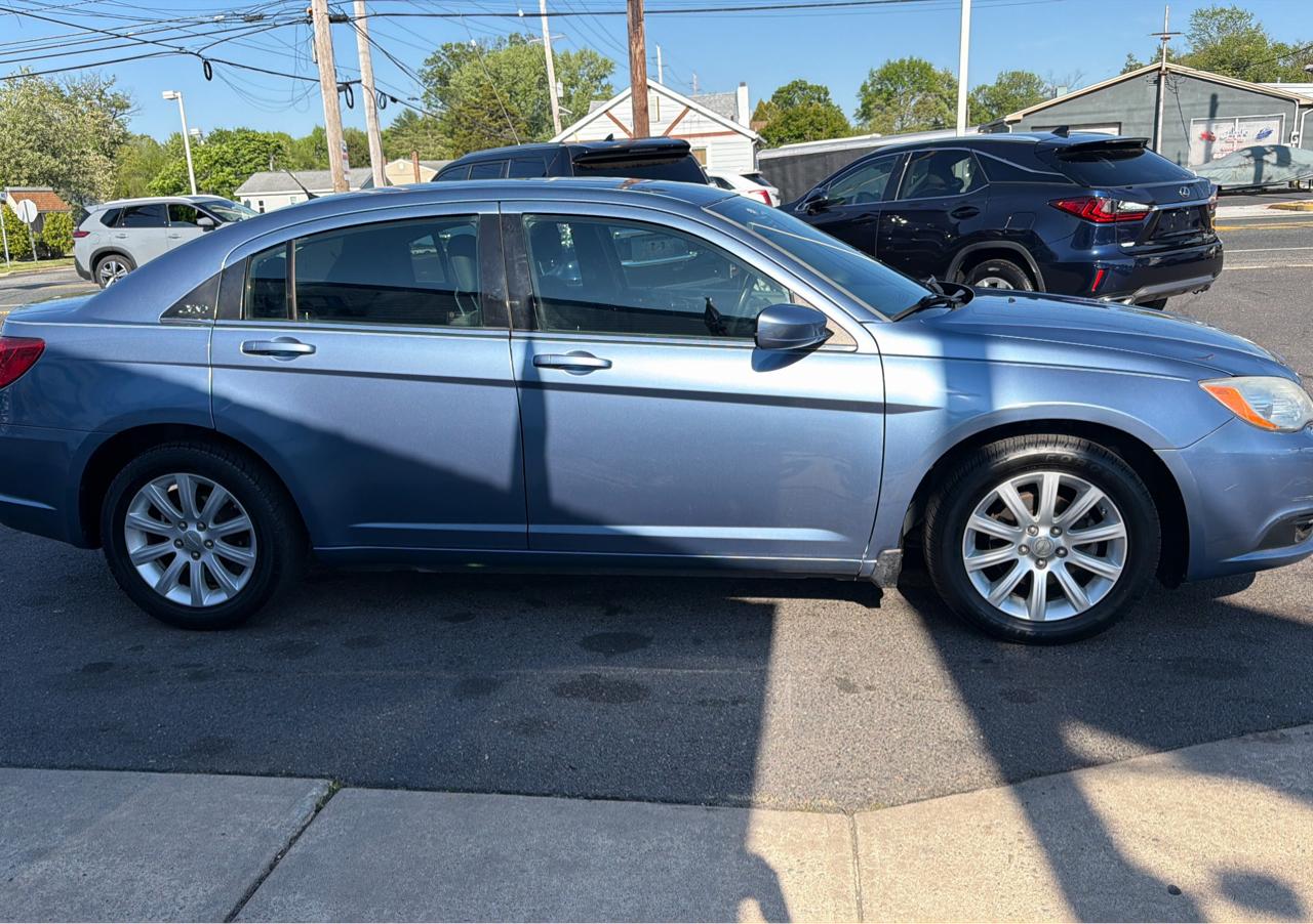 Chrysler 200 4dr Sdn Touring 2011