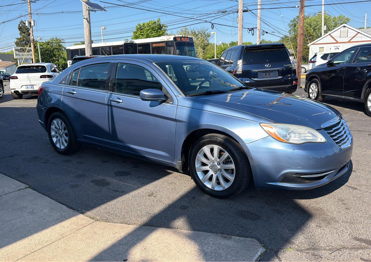 Chrysler 200 4dr Sdn Touring 2011