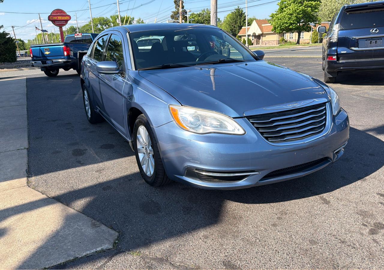 Chrysler 200 4dr Sdn Touring 2011