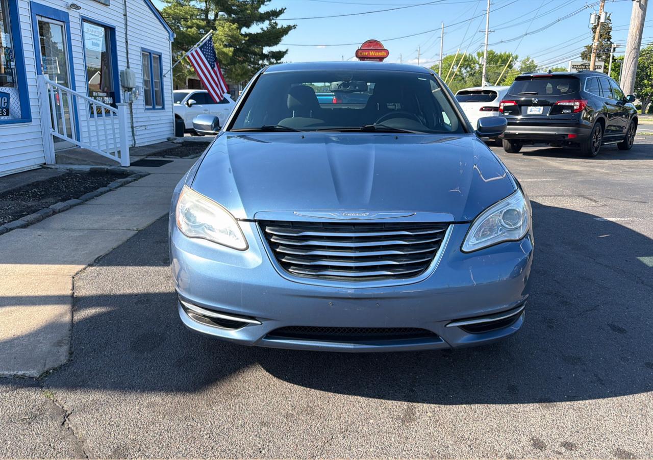 Chrysler 200 4dr Sdn Touring 2011