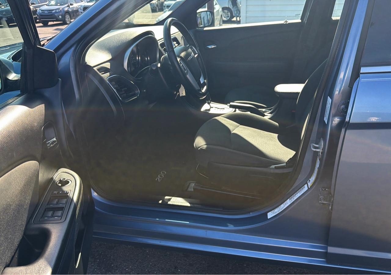 Chrysler 200 4dr Sdn Touring 2011