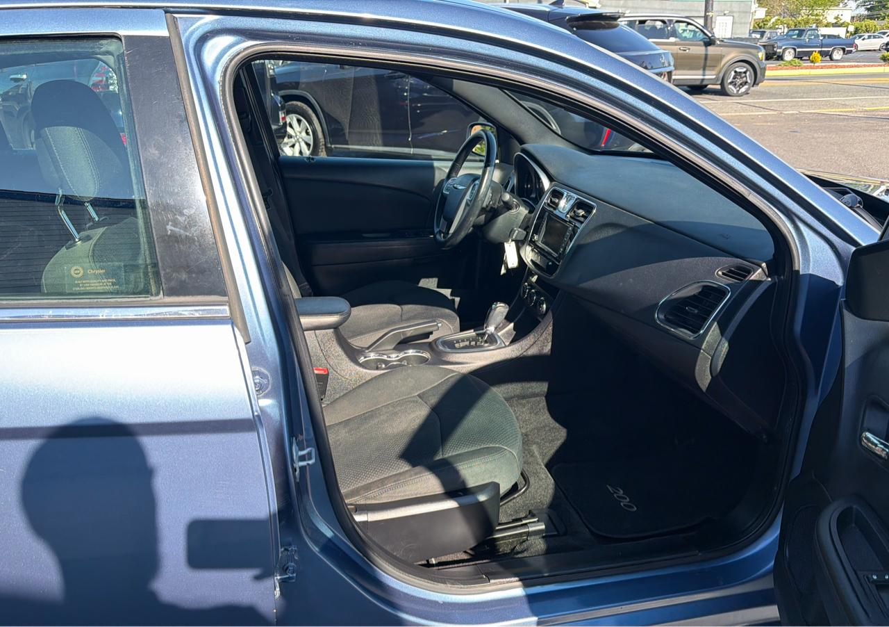 Chrysler 200 4dr Sdn Touring 2011