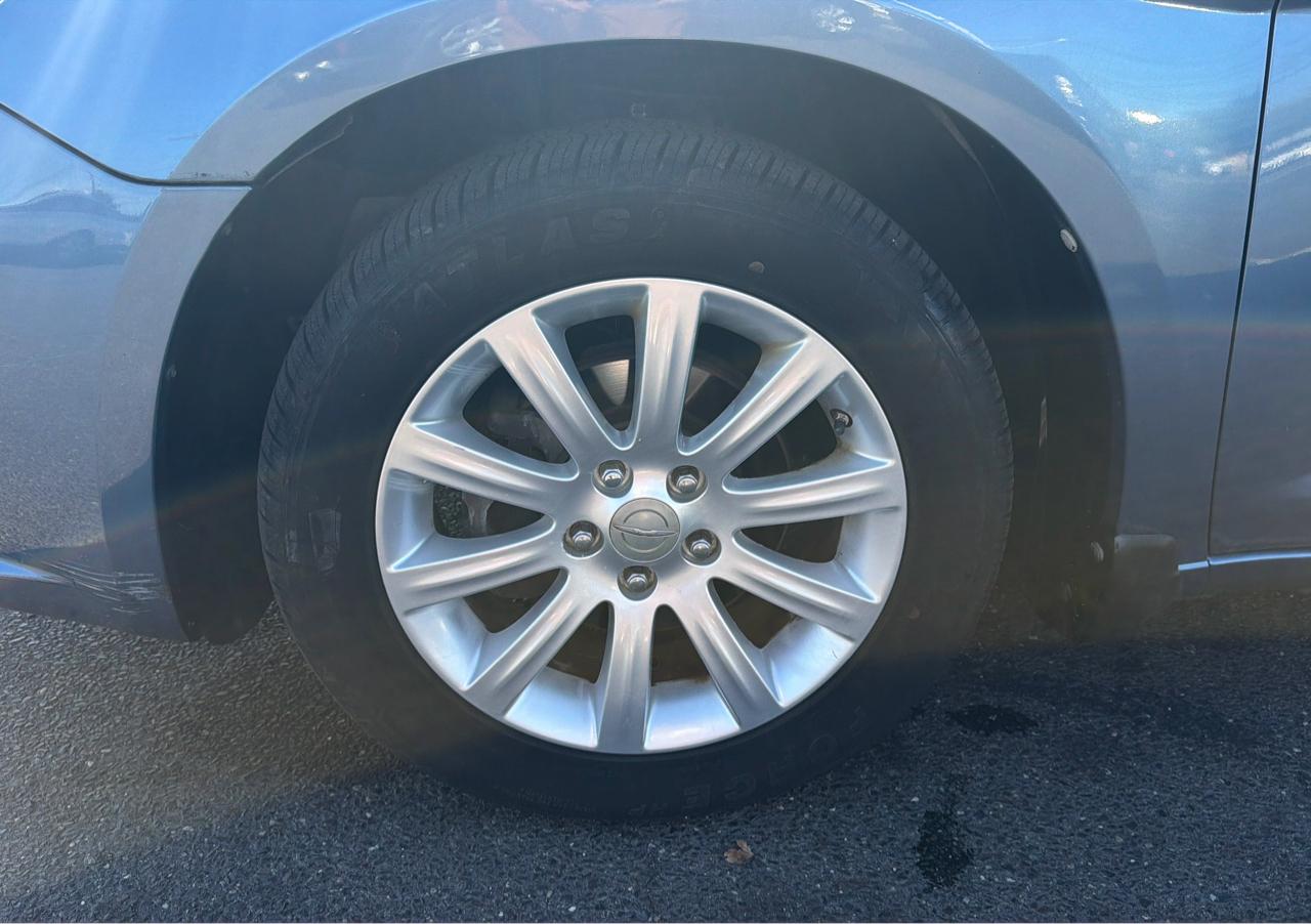 Chrysler 200 4dr Sdn Touring 2011