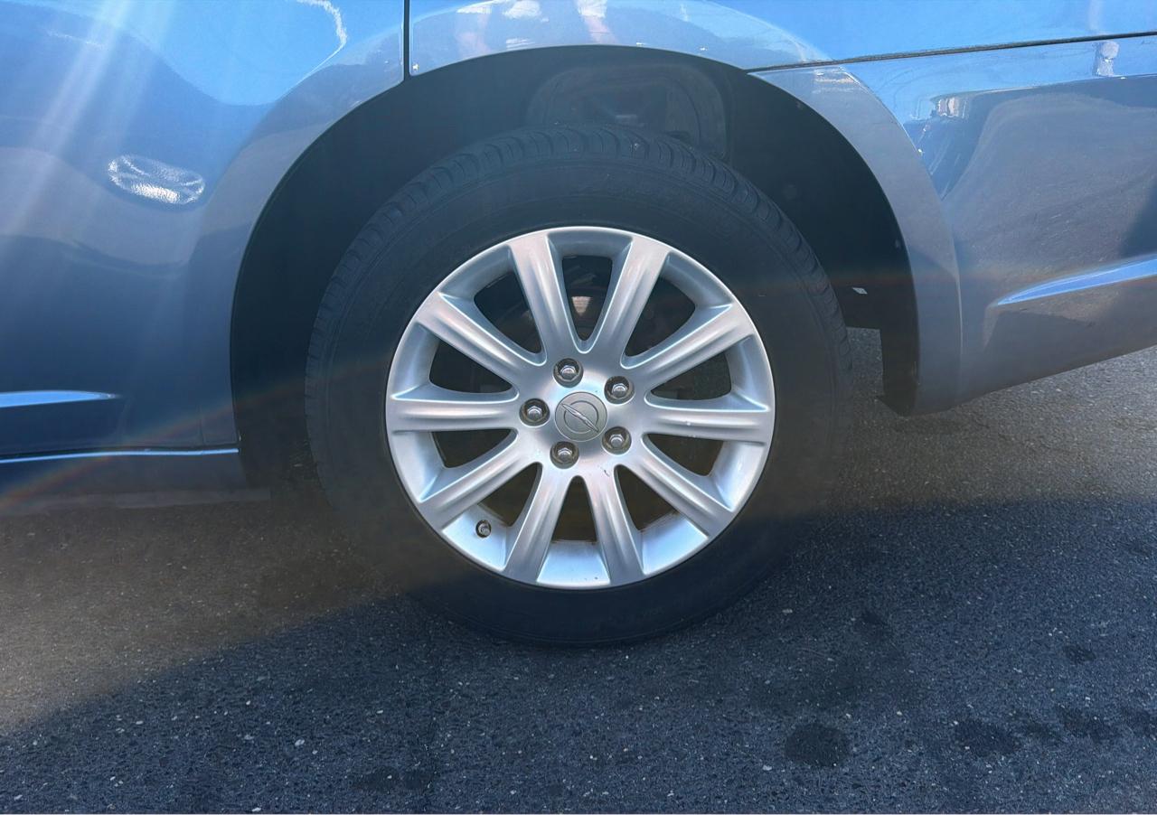 Chrysler 200 4dr Sdn Touring 2011