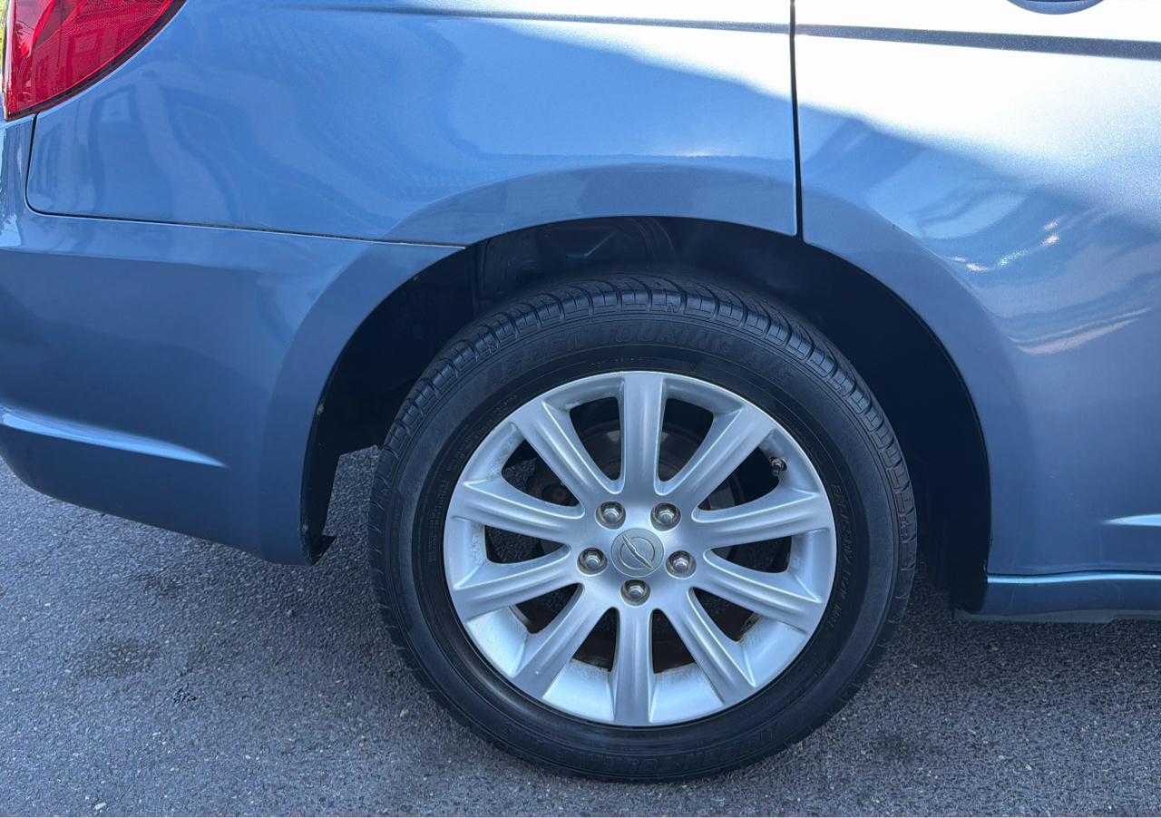 Chrysler 200 4dr Sdn Touring 2011