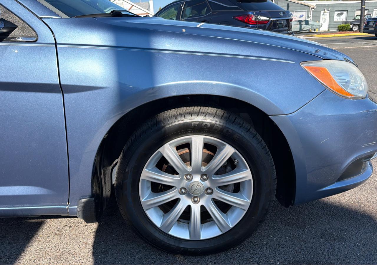 Chrysler 200 4dr Sdn Touring 2011