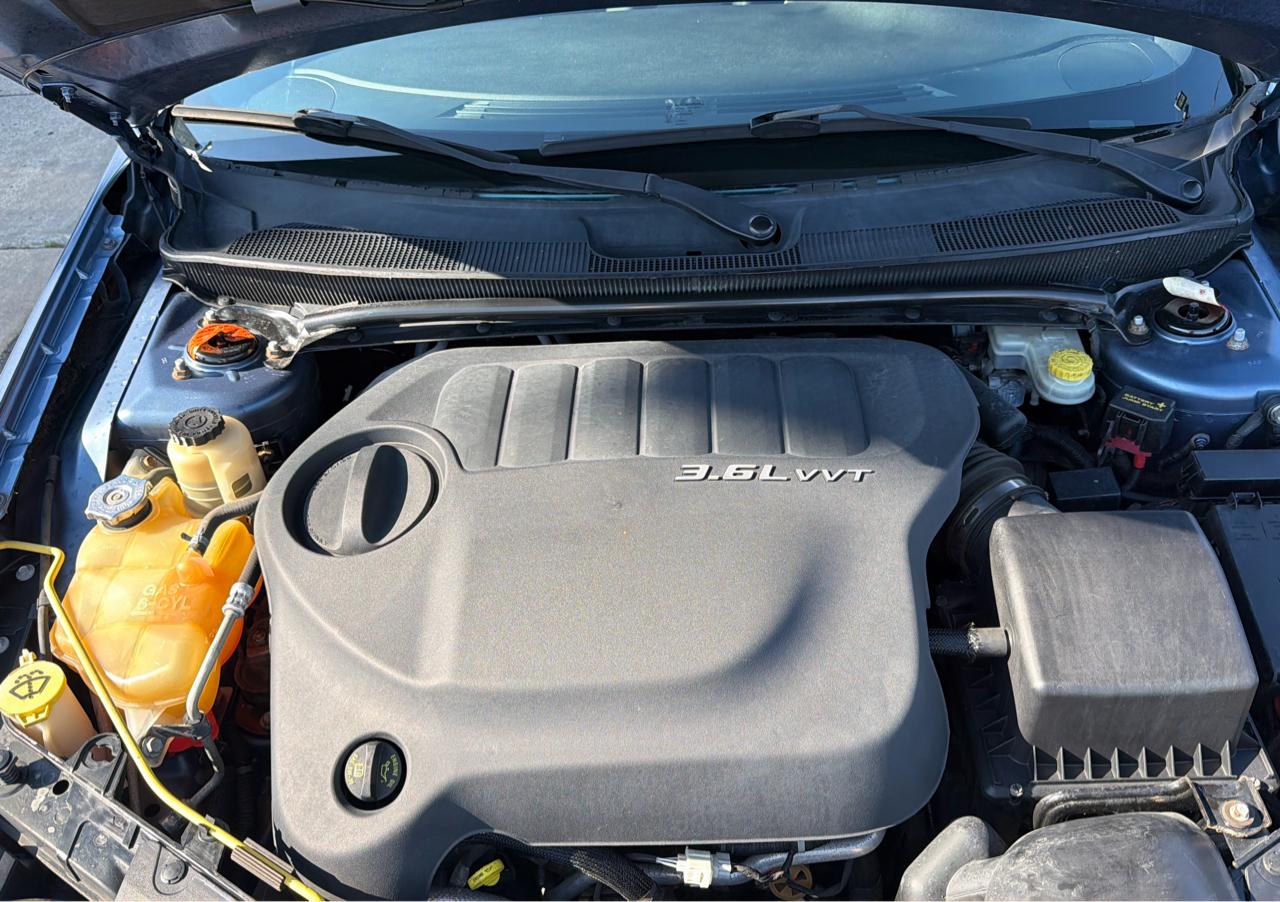 Chrysler 200 4dr Sdn Touring 2011