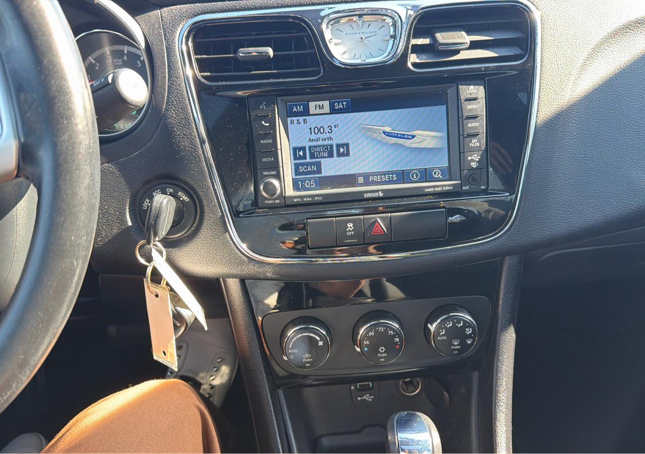 Chrysler 200 4dr Sdn Touring 2011
