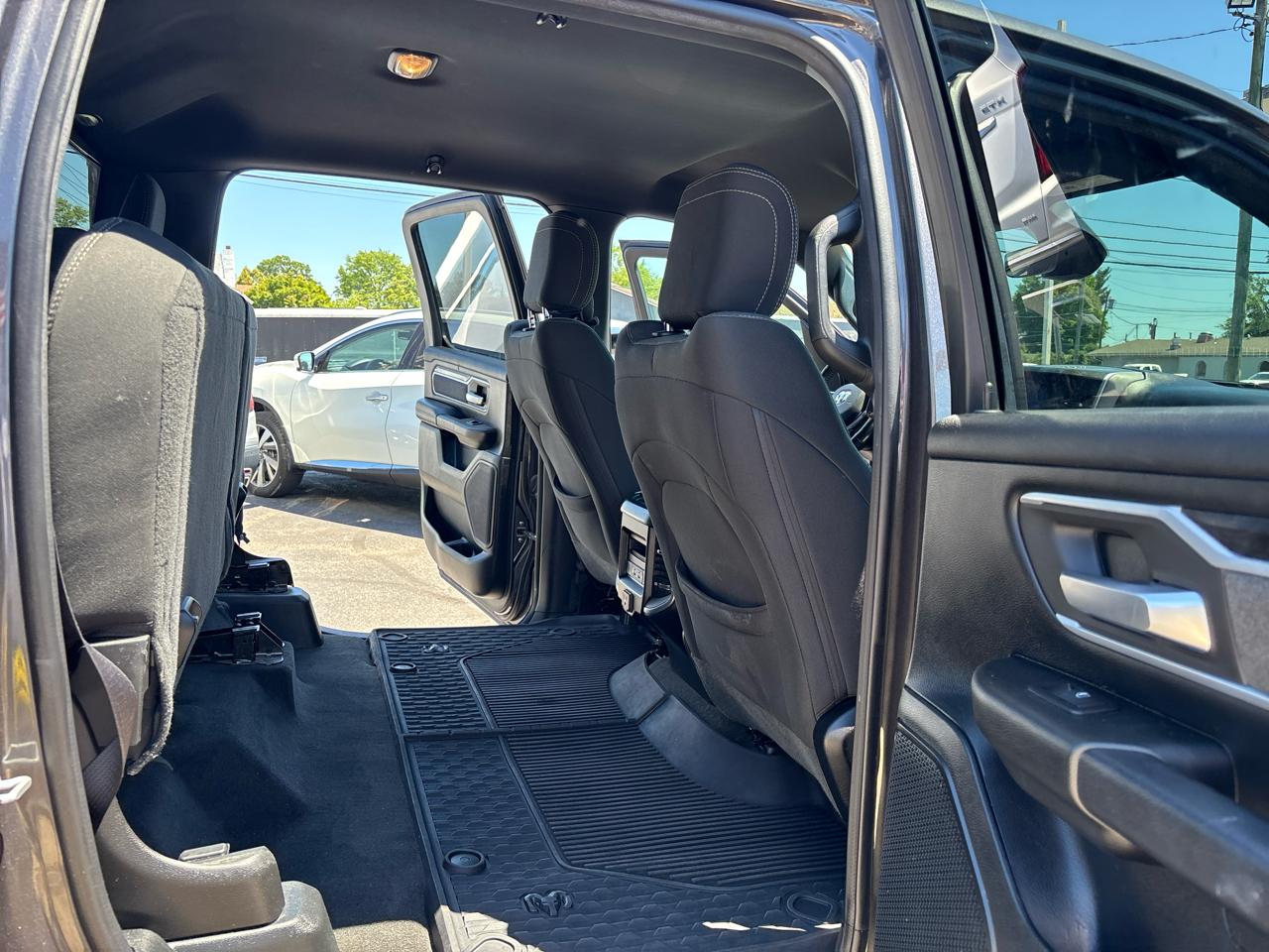 RAM 1500 Big Horn 4x4 Crew Cab 5'7" Box 2020
