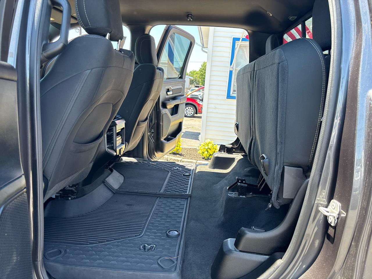 RAM 1500 Big Horn 4x4 Crew Cab 5'7" Box 2020