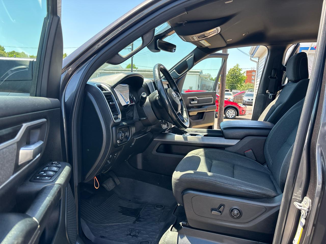 RAM 1500 Big Horn 4x4 Crew Cab 5'7" Box 2020