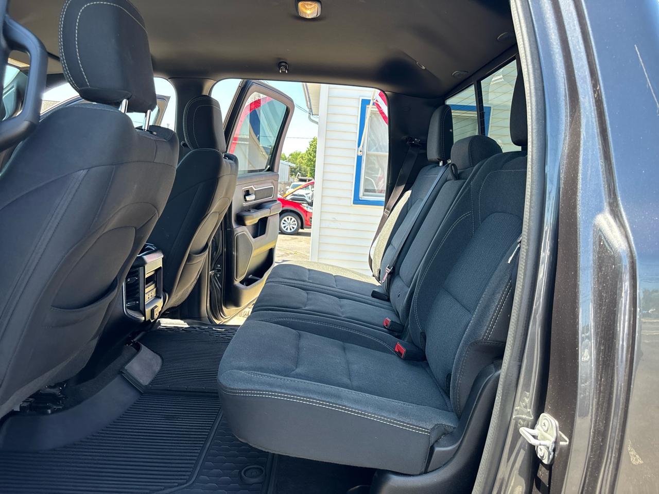 RAM 1500 Big Horn 4x4 Crew Cab 5'7" Box 2020