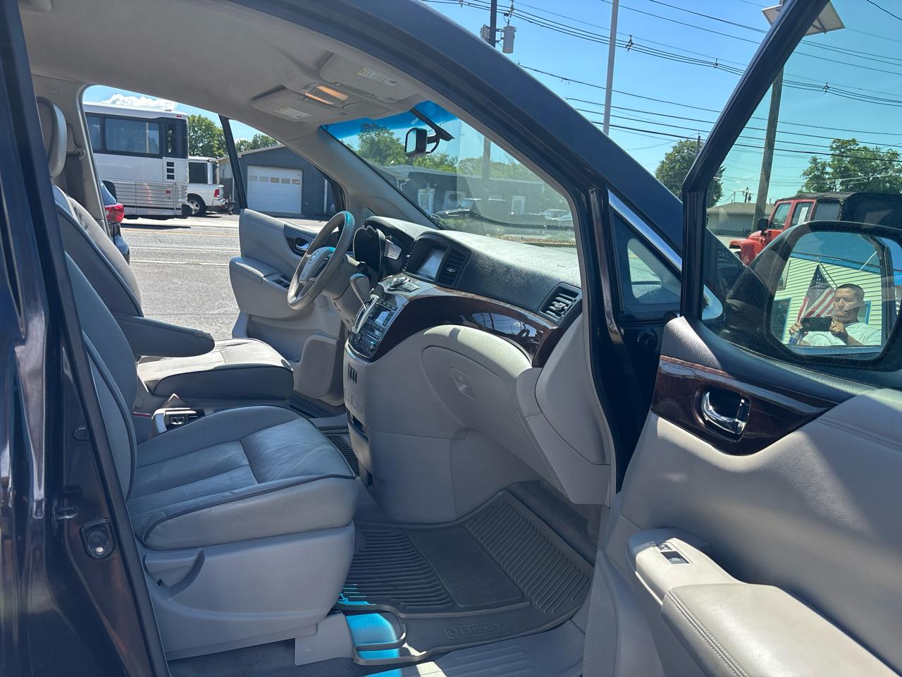 Nissan Quest 4dr SL 2012