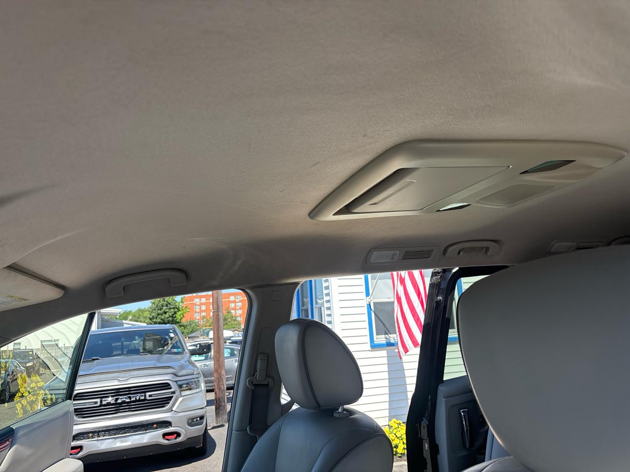 Nissan Quest 4dr SL 2012