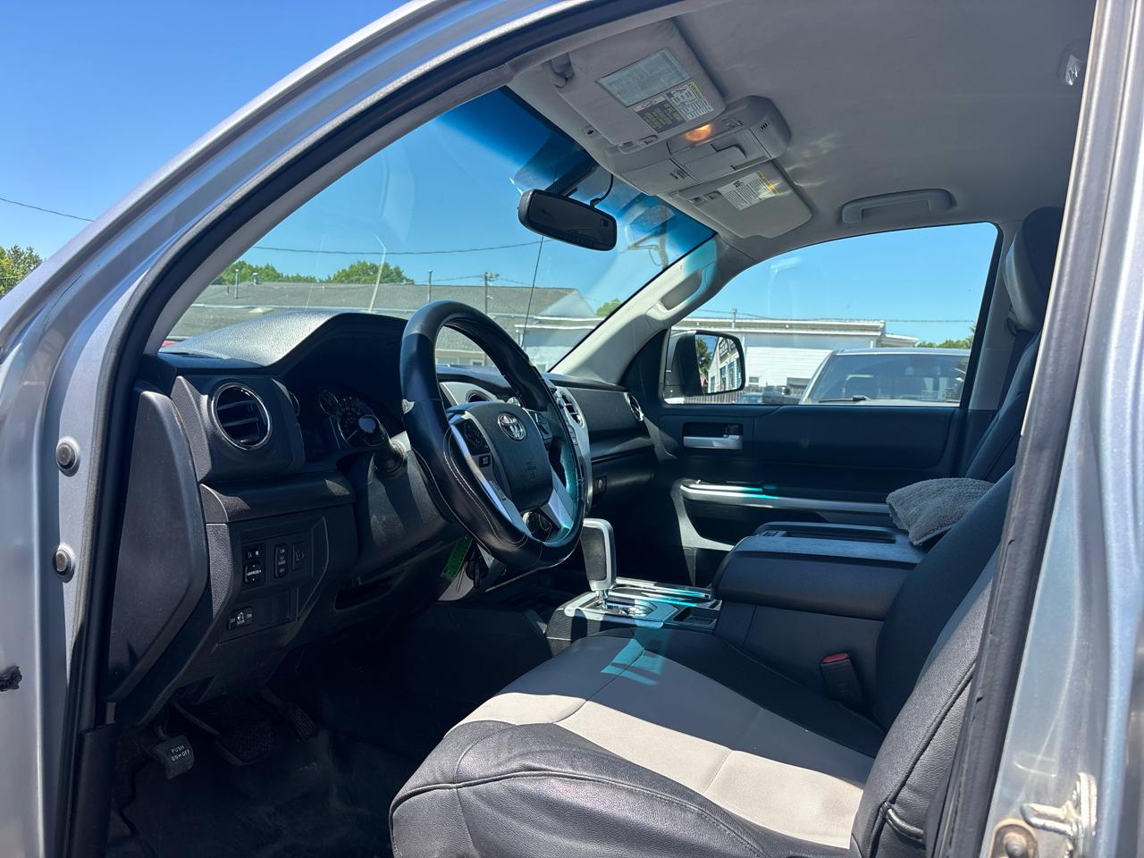 Toyota Tundra 4WD Truck Double Cab 5.7L V8 6-Spd AT SR5 (Natl) 2014