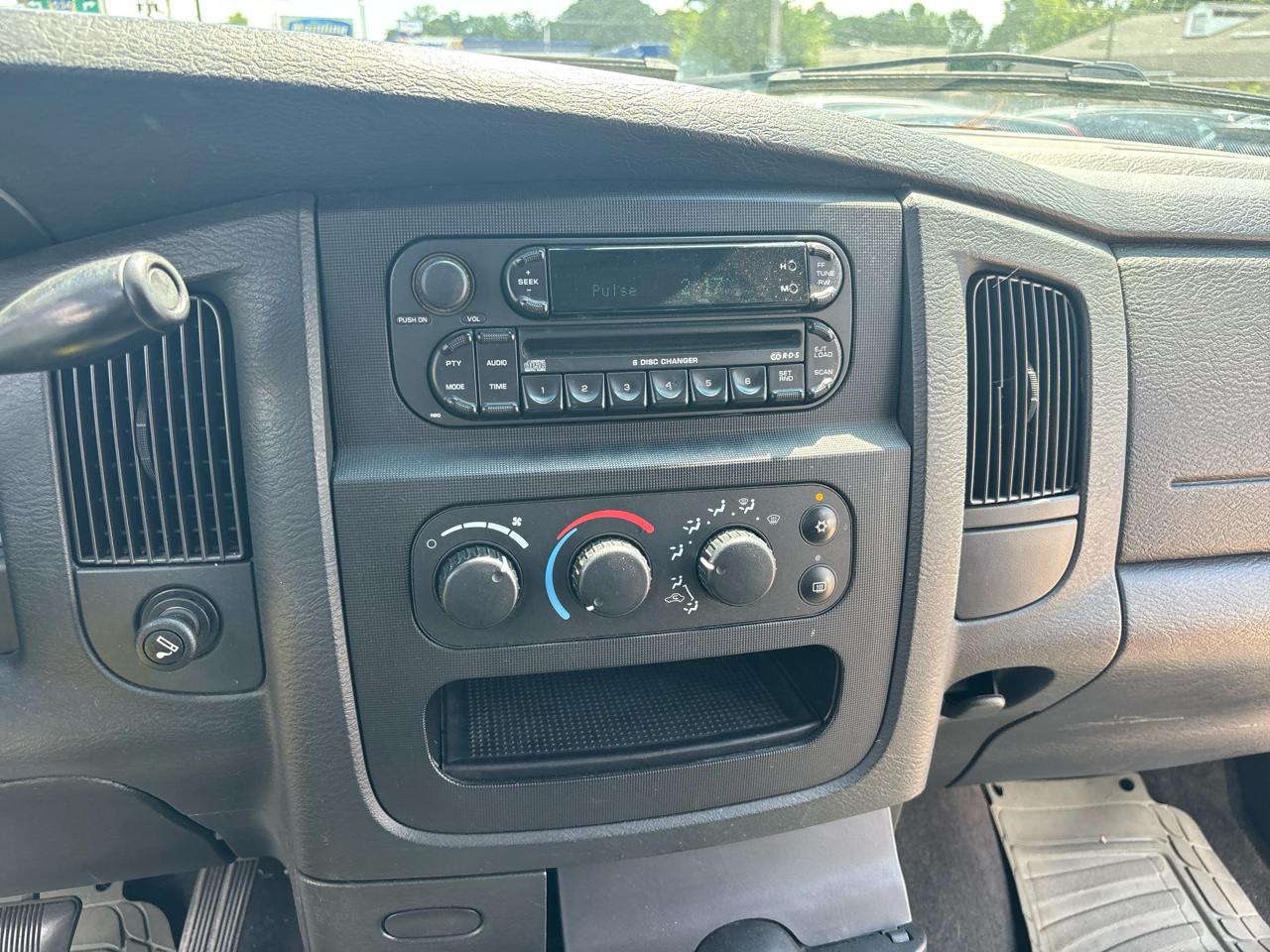 Dodge Ram 1500 4dr Quad Cab 140.5" WB 4WD SLT 2005