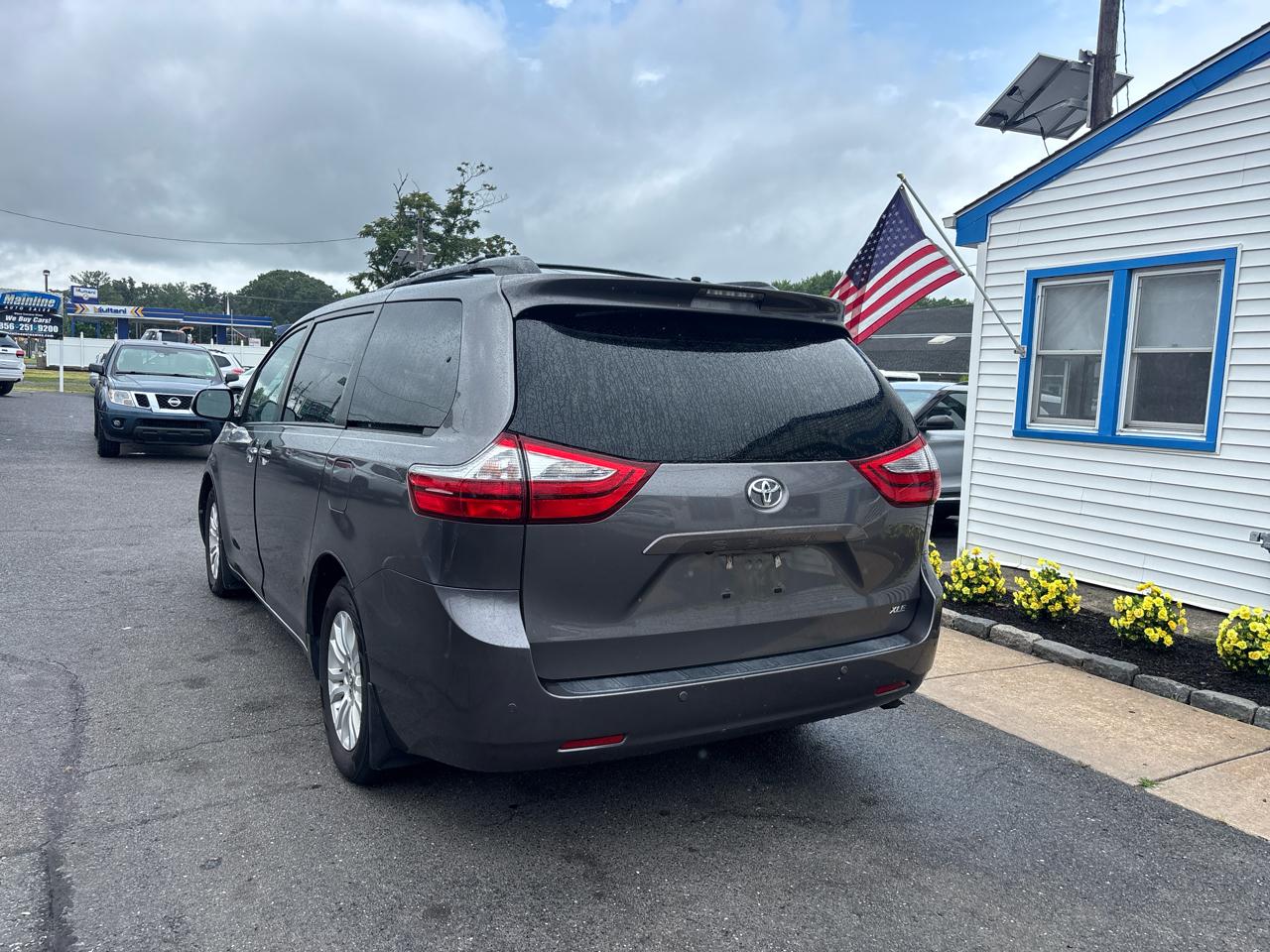 Toyota Sienna XLE Auto Access Seat FWD 7-Passenger (Natl) 2017