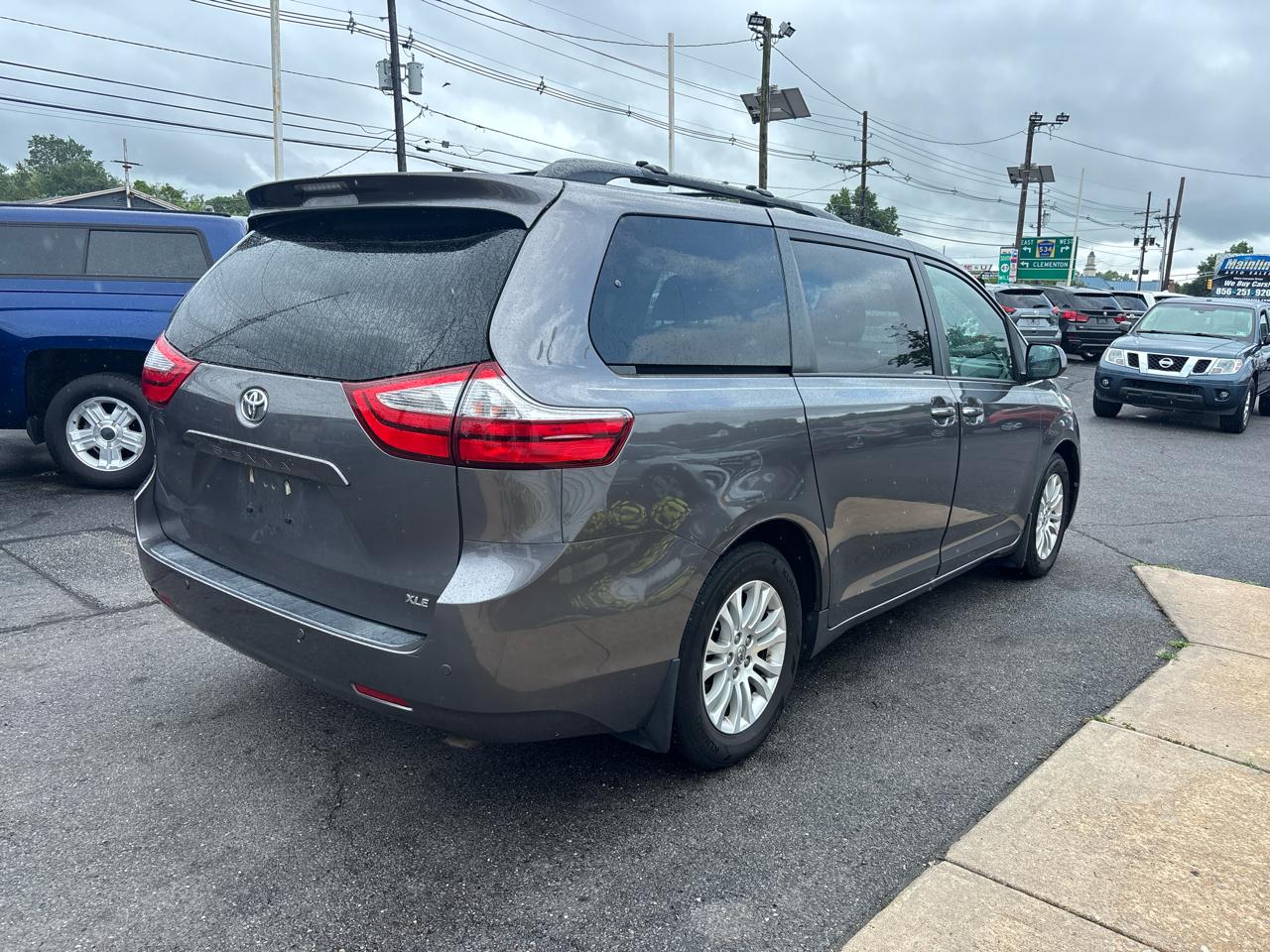 Toyota Sienna XLE Auto Access Seat FWD 7-Passenger (Natl) 2017