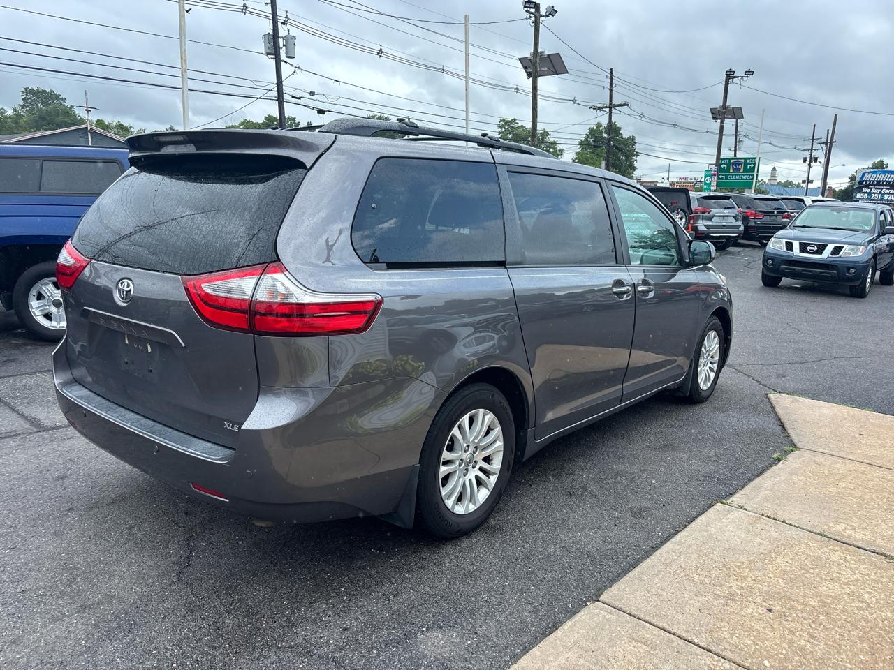 Toyota Sienna XLE Auto Access Seat FWD 7-Passenger (Natl) 2017