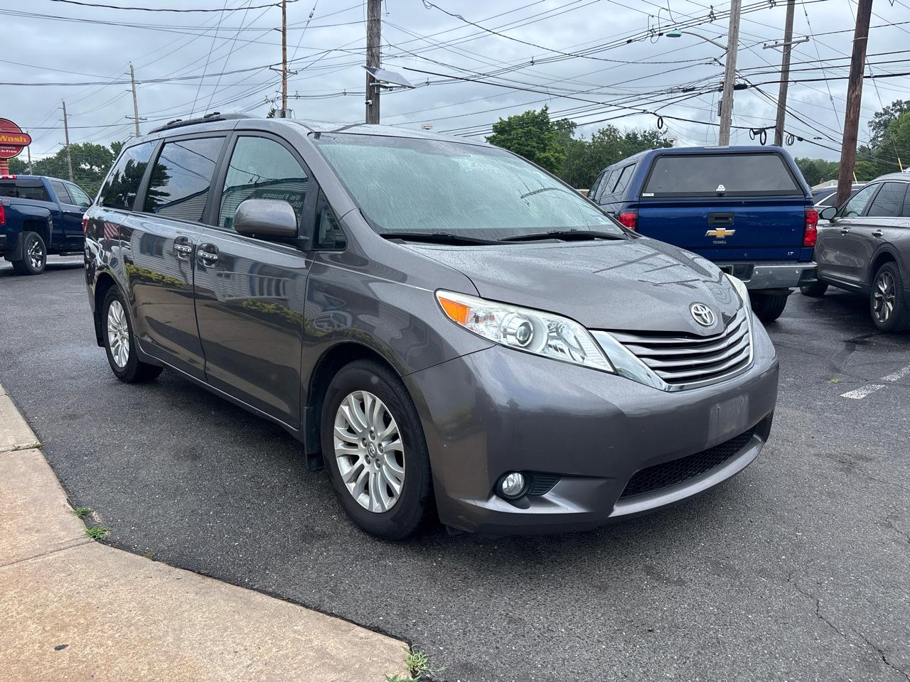 Toyota Sienna XLE Auto Access Seat FWD 7-Passenger (Natl) 2017