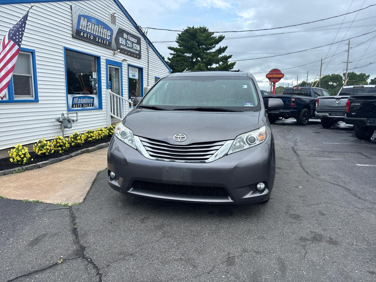 Toyota Sienna XLE Auto Access Seat FWD 7-Passenger (Natl) 2017