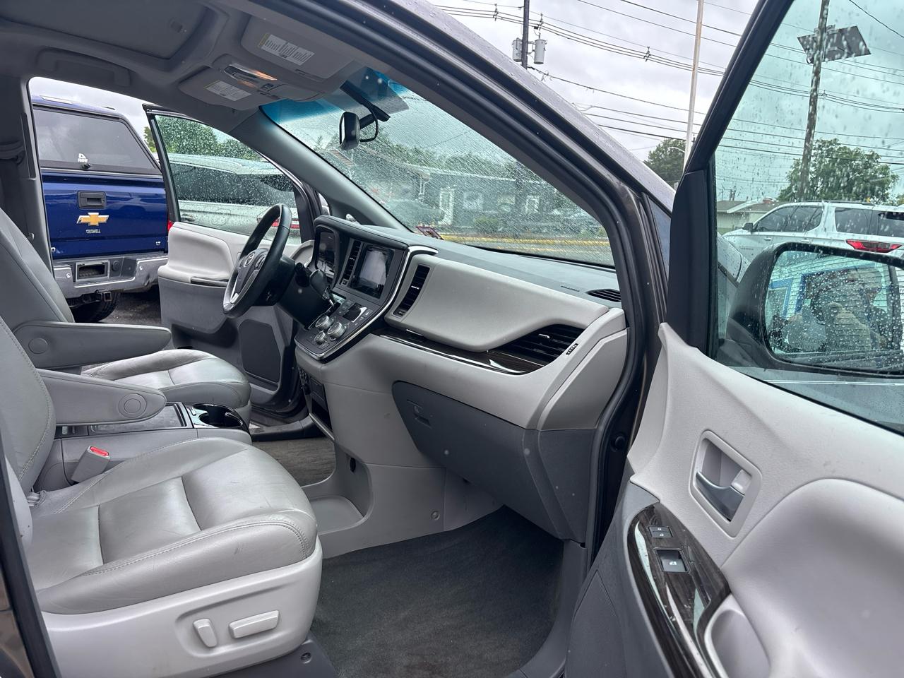 Toyota Sienna XLE Auto Access Seat FWD 7-Passenger (Natl) 2017