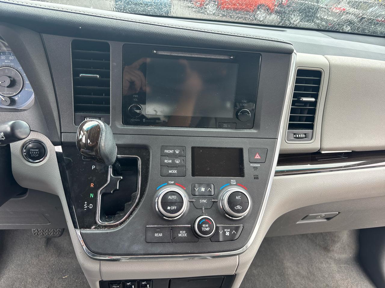 Toyota Sienna XLE Auto Access Seat FWD 7-Passenger (Natl) 2017