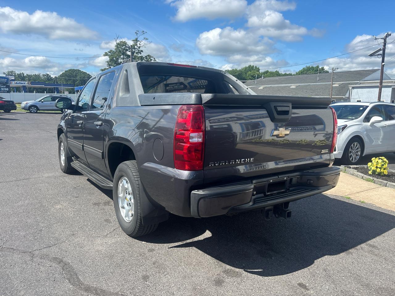 Chevrolet Avalanche 2WD Crew Cab LS 2010