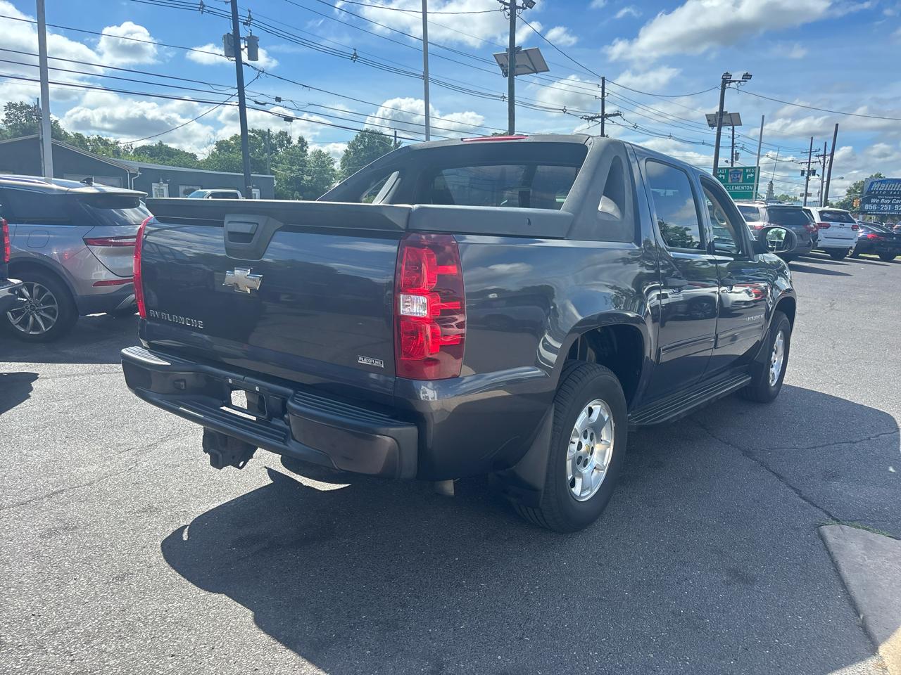 Chevrolet Avalanche 2WD Crew Cab LS 2010