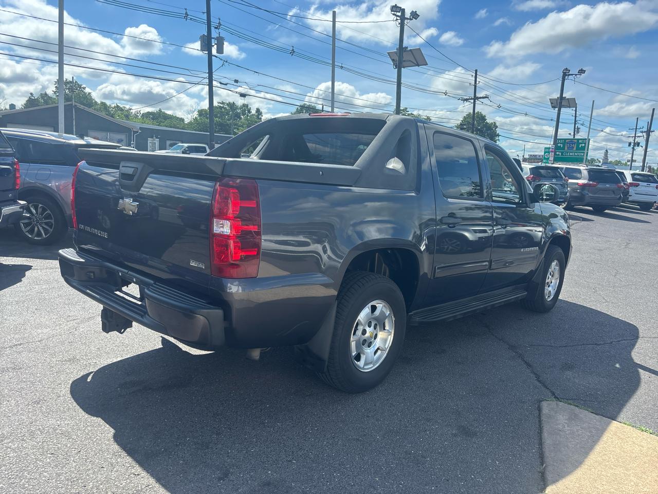 Chevrolet Avalanche 2WD Crew Cab LS 2010