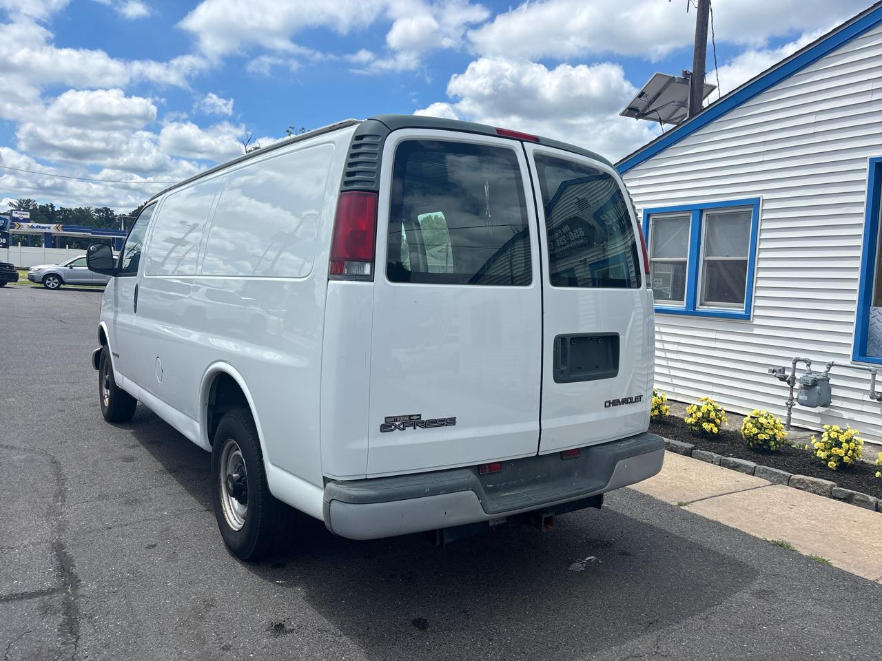 Chevrolet Express Cargo Van 2500 135" WB 2002