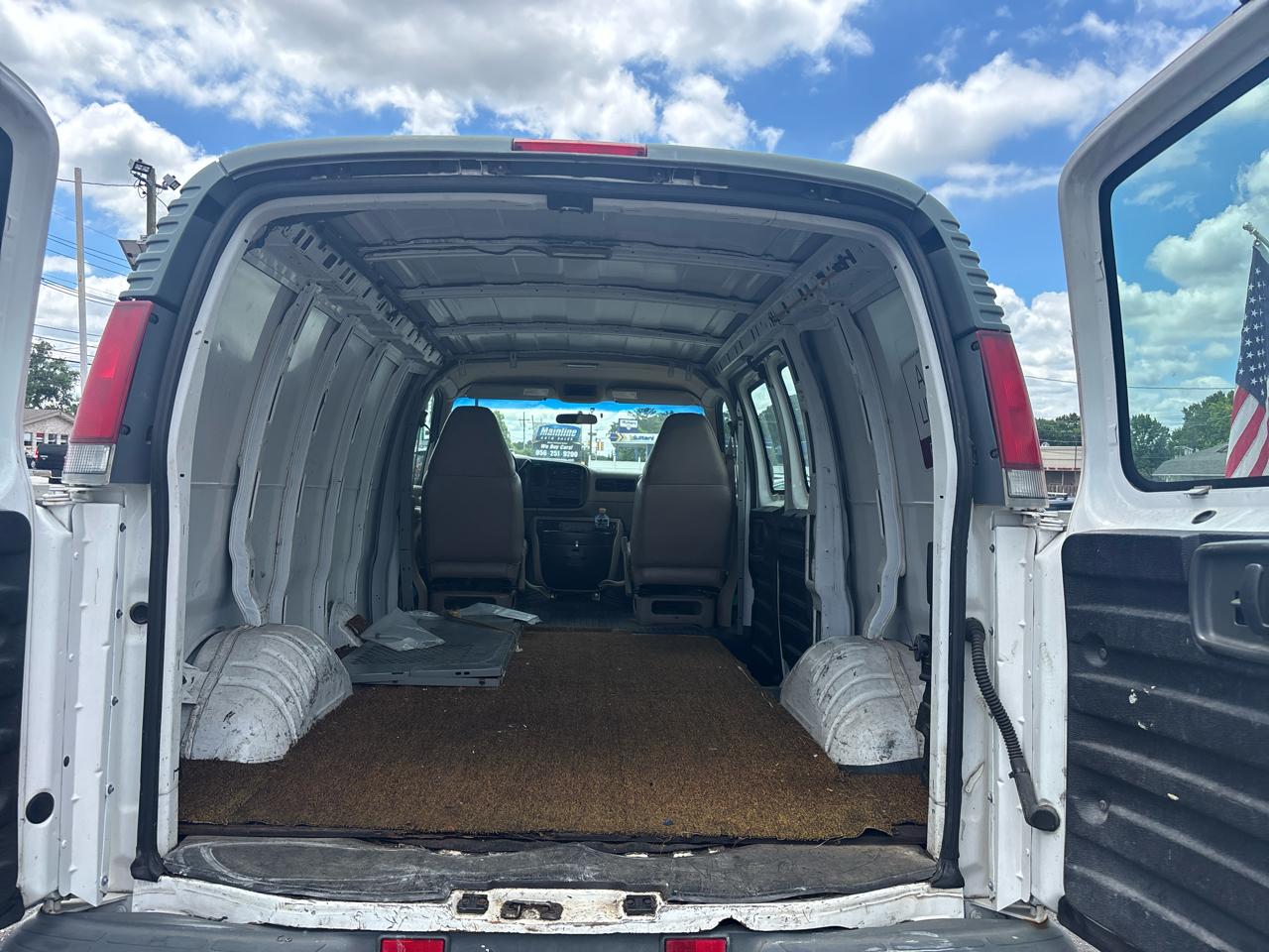 Chevrolet Express Cargo Van 2500 135" WB 2002