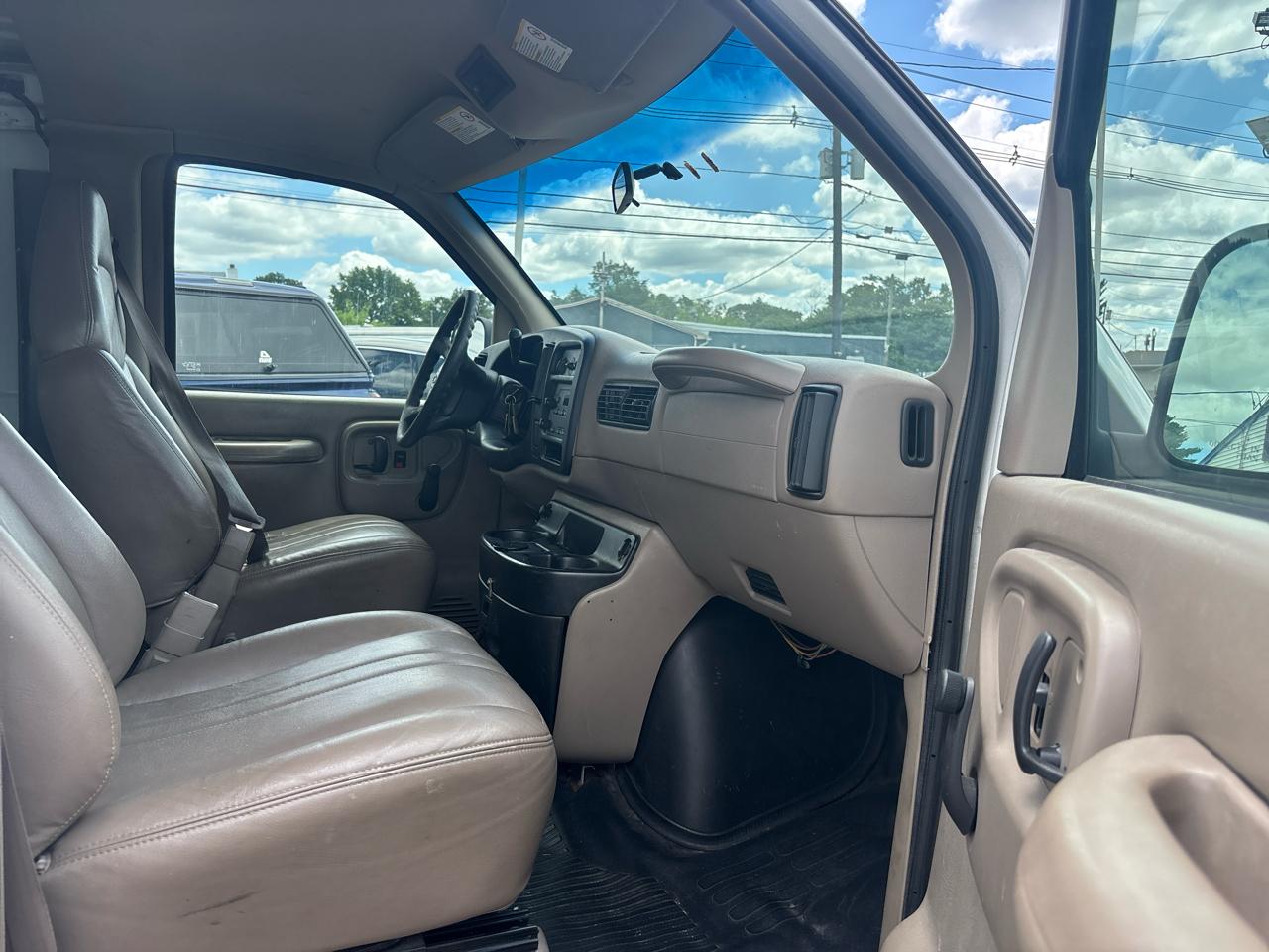 Chevrolet Express Cargo Van 2500 135" WB 2002
