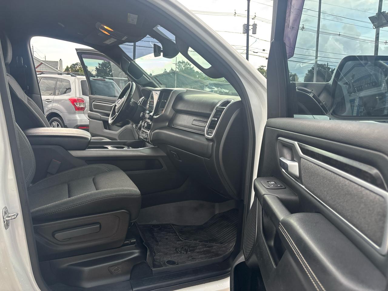 RAM 1500 Big Horn 4x4 Crew Cab 5'7" Box 2020