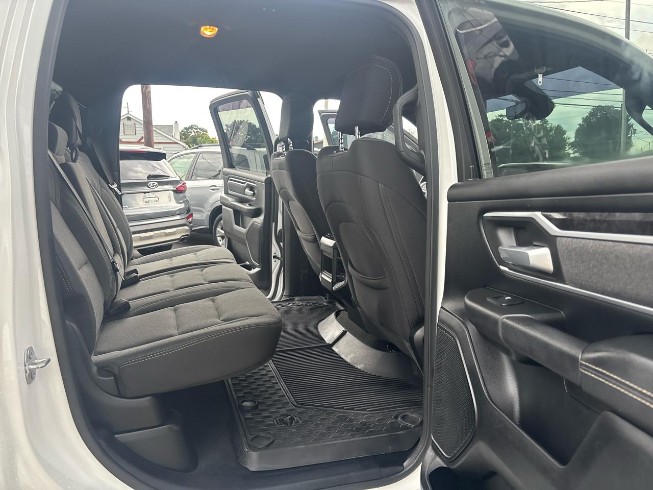 RAM 1500 Big Horn 4x4 Crew Cab 5'7" Box 2020