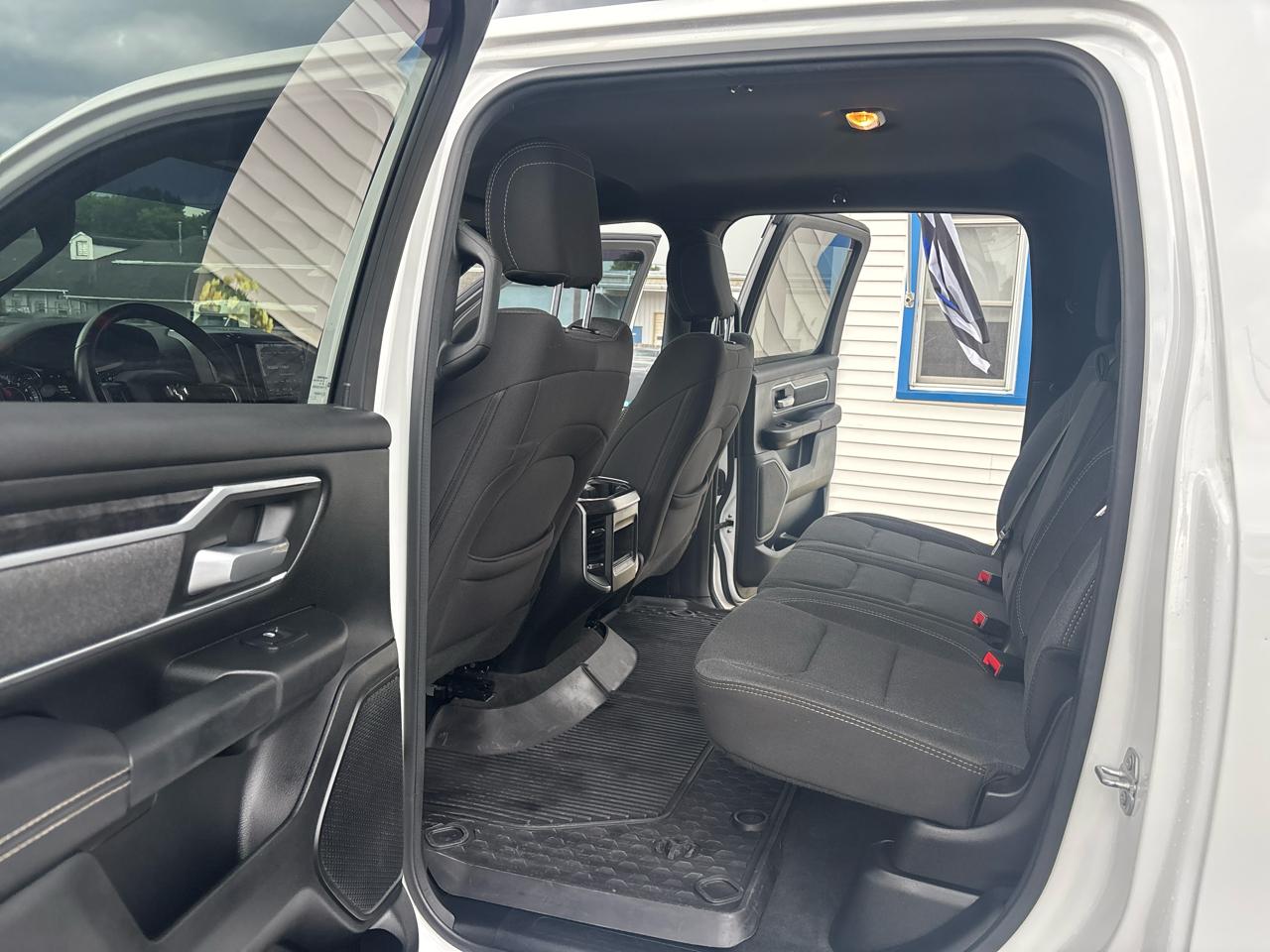 RAM 1500 Big Horn 4x4 Crew Cab 5'7" Box 2020