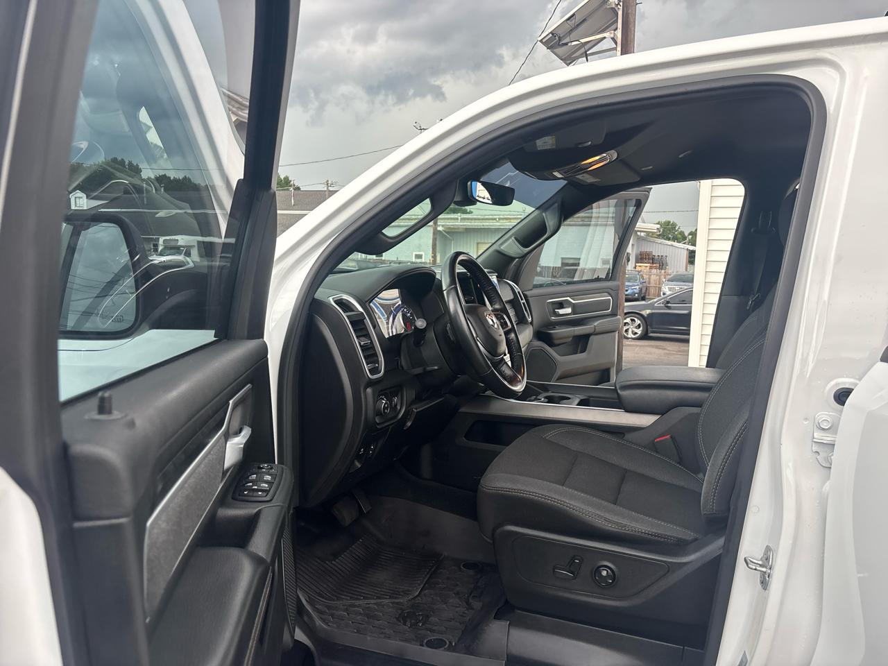 RAM 1500 Big Horn 4x4 Crew Cab 5'7" Box 2020