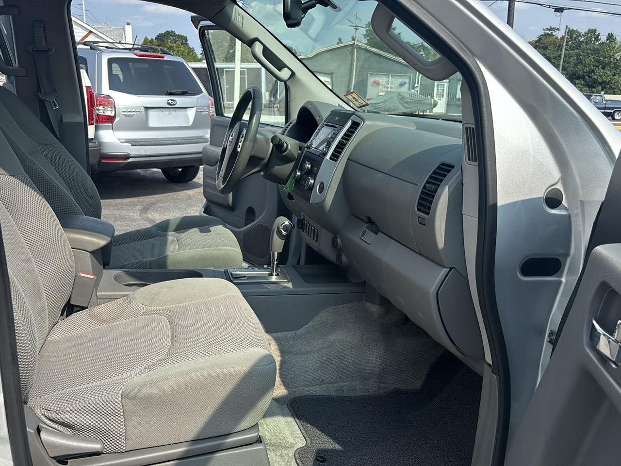 Nissan Frontier 4WD Crew Cab LWB Auto SV 2015