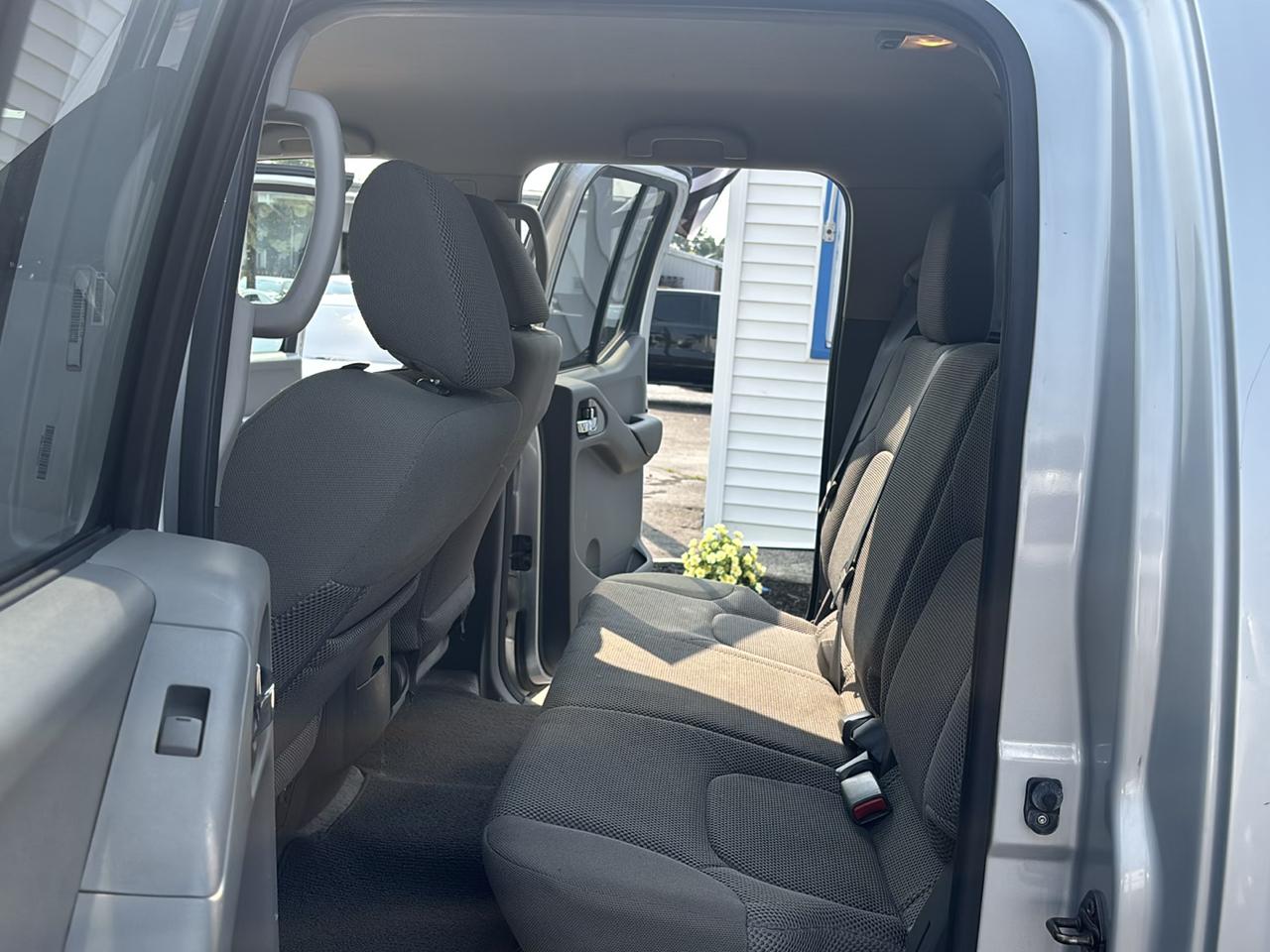 Nissan Frontier 4WD Crew Cab LWB Auto SV 2015