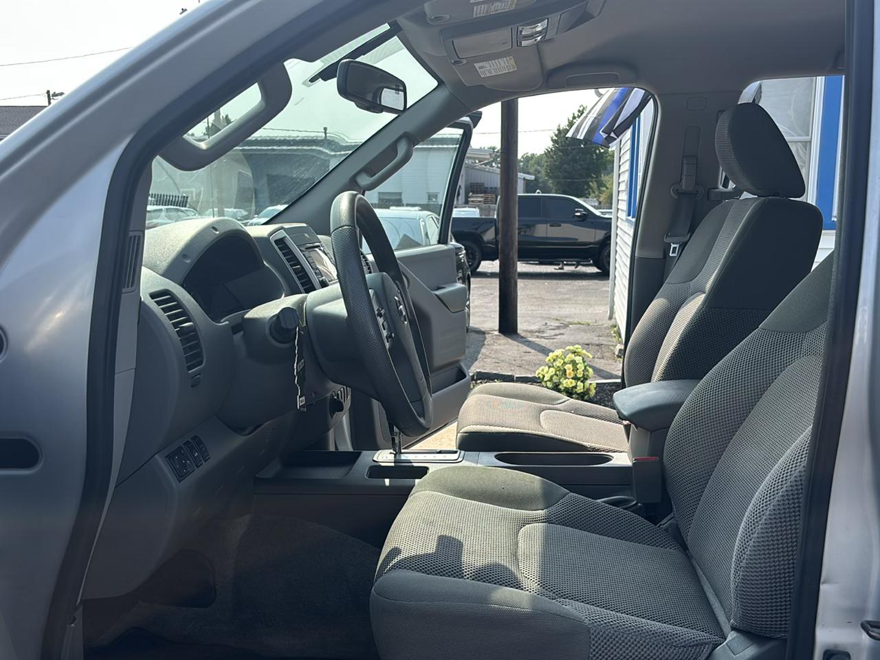 Nissan Frontier 4WD Crew Cab LWB Auto SV 2015