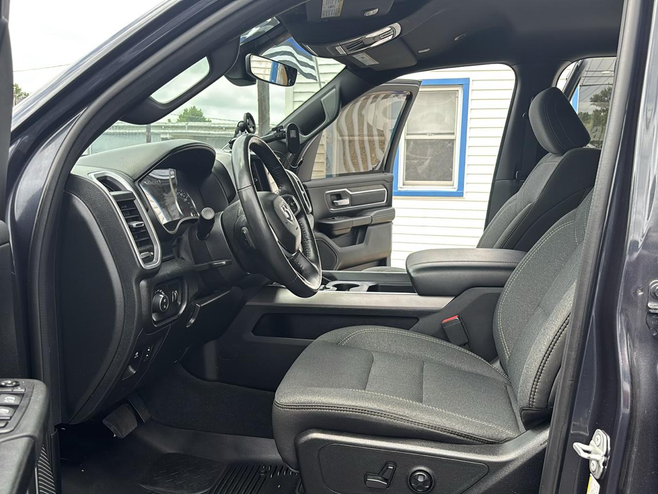 RAM 1500 Big Horn 4x4 Quad Cab 6'4" Box 2020