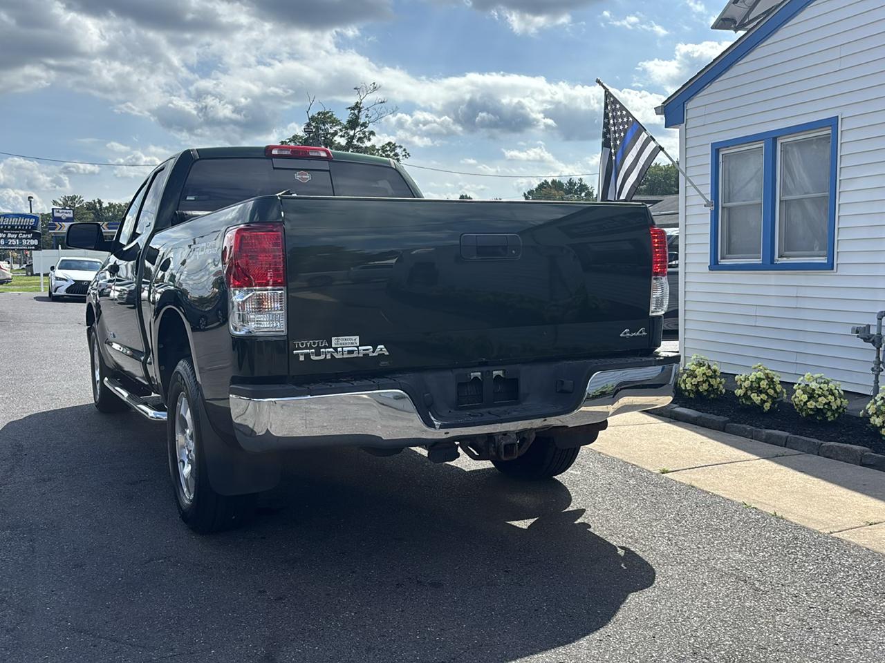 Toyota Tundra 4WD Truck Dbl 5.7L V8 6-Spd AT (Natl) 2010