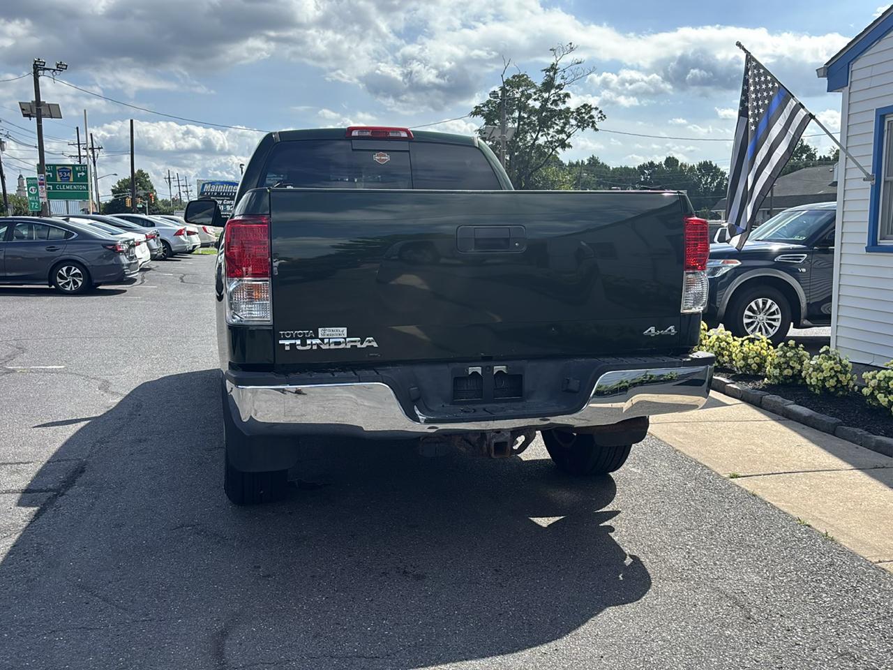 Toyota Tundra 4WD Truck Dbl 5.7L V8 6-Spd AT (Natl) 2010
