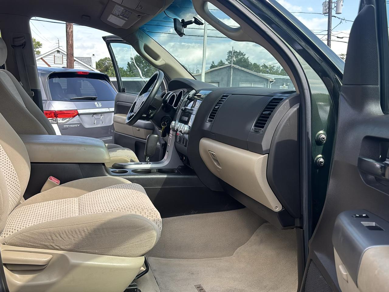 Toyota Tundra 4WD Truck Dbl 5.7L V8 6-Spd AT (Natl) 2010