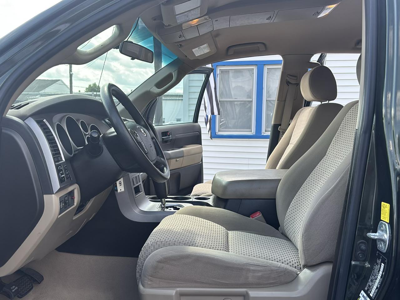 Toyota Tundra 4WD Truck Dbl 5.7L V8 6-Spd AT (Natl) 2010