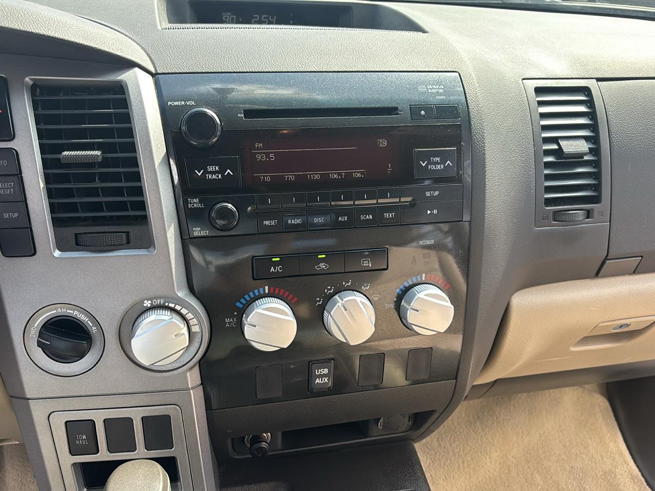 Toyota Tundra 4WD Truck Dbl 5.7L V8 6-Spd AT (Natl) 2010