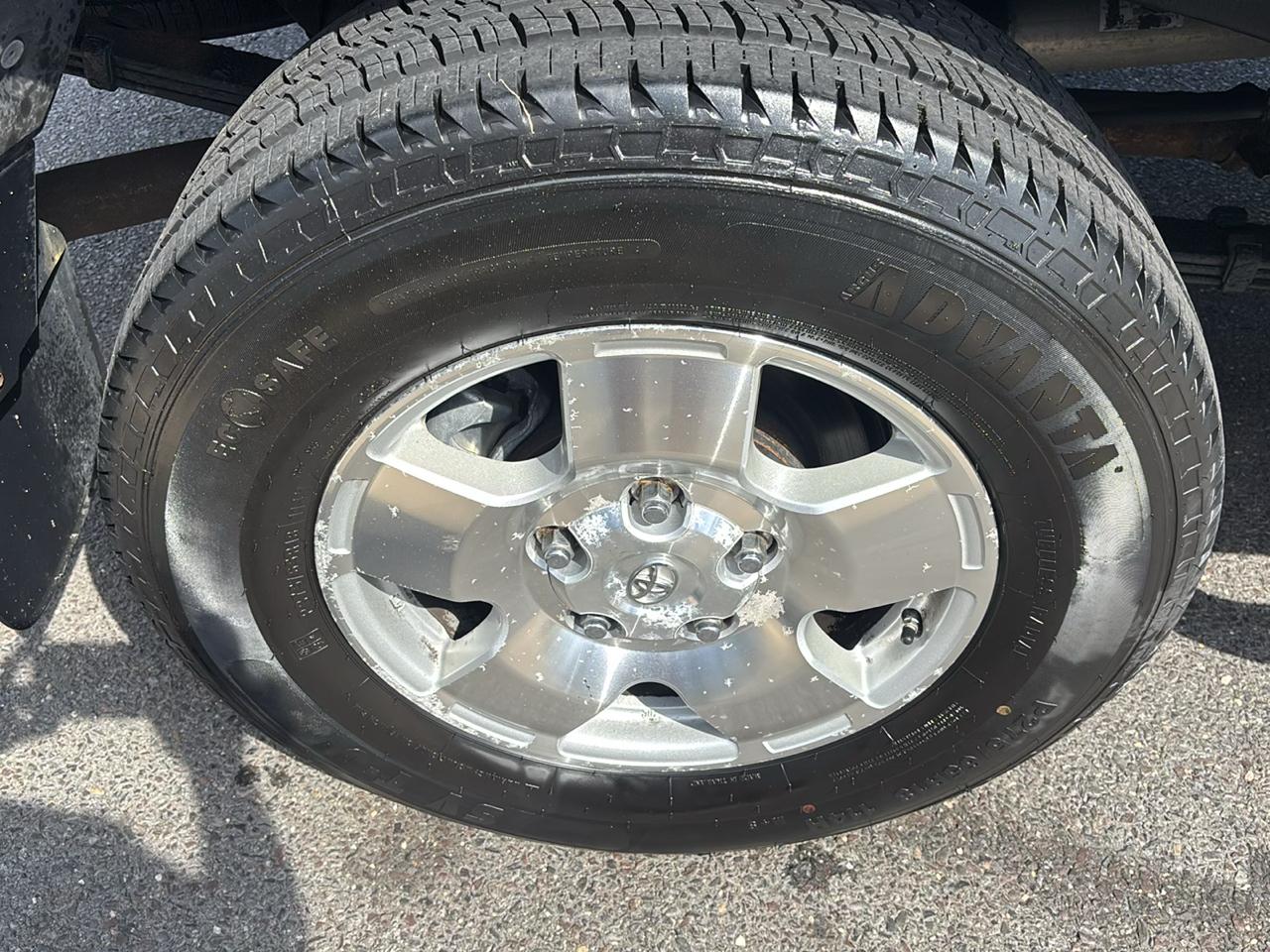 Toyota Tundra 4WD Truck Dbl 5.7L V8 6-Spd AT (Natl) 2010